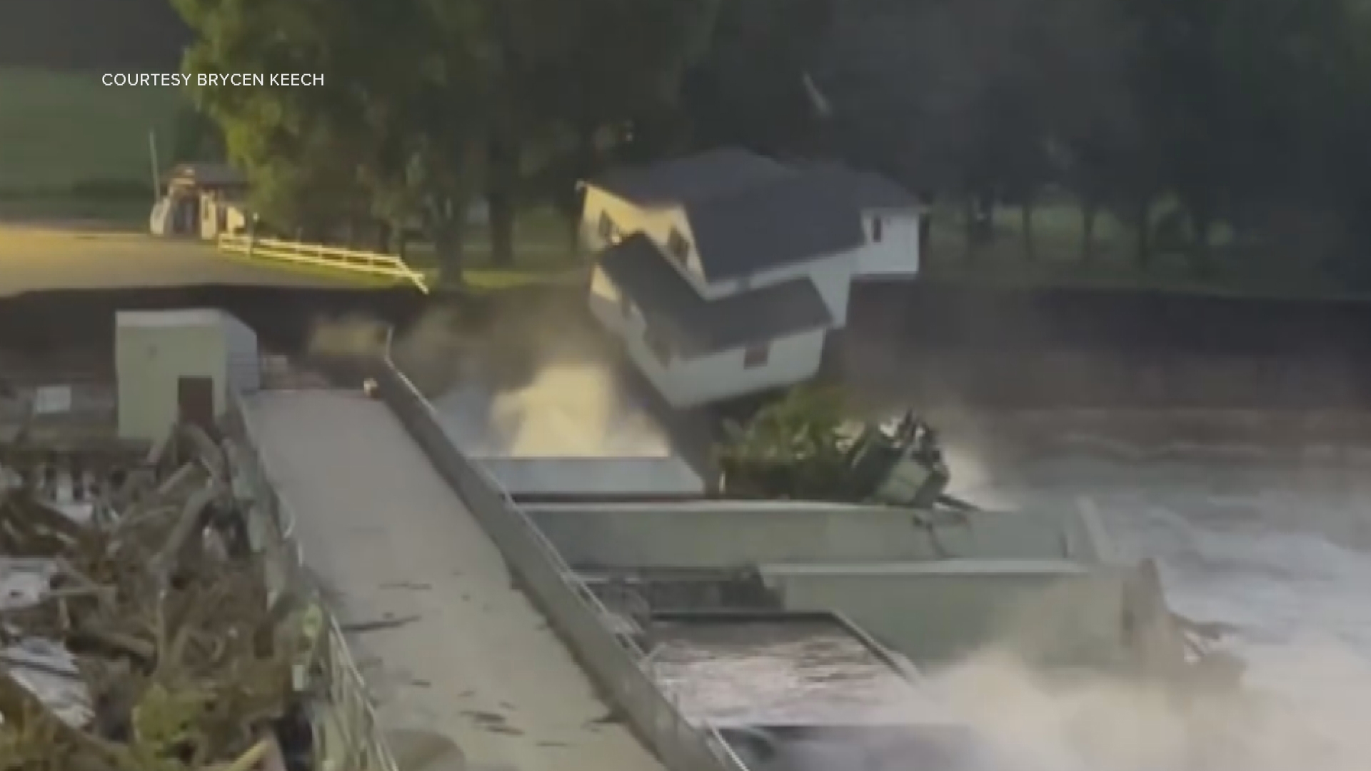 Watch and listen as bystanders witness the collapse of a home off a weakened embankment where the flooded Blue Earth River had cut a path around the Rapidan Dam.