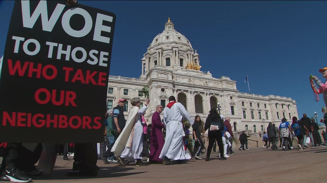Thousands of Christian Minnesotans gather on Palm Sunday to denounce the Trump administration