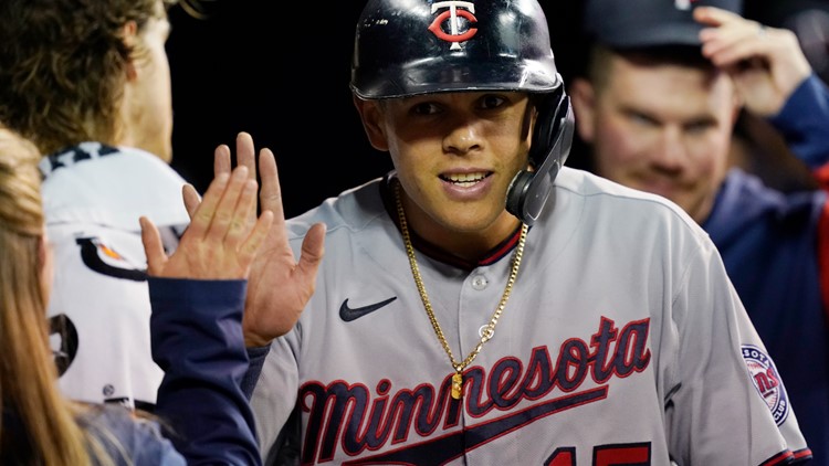 Twins trade Gio Urshela to Angels for pitching prospect
