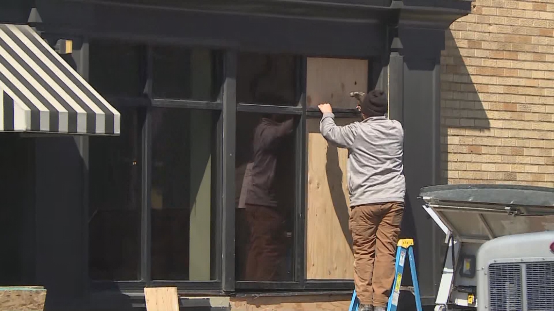 Vehicle crashes into northeast Minneapolis bar