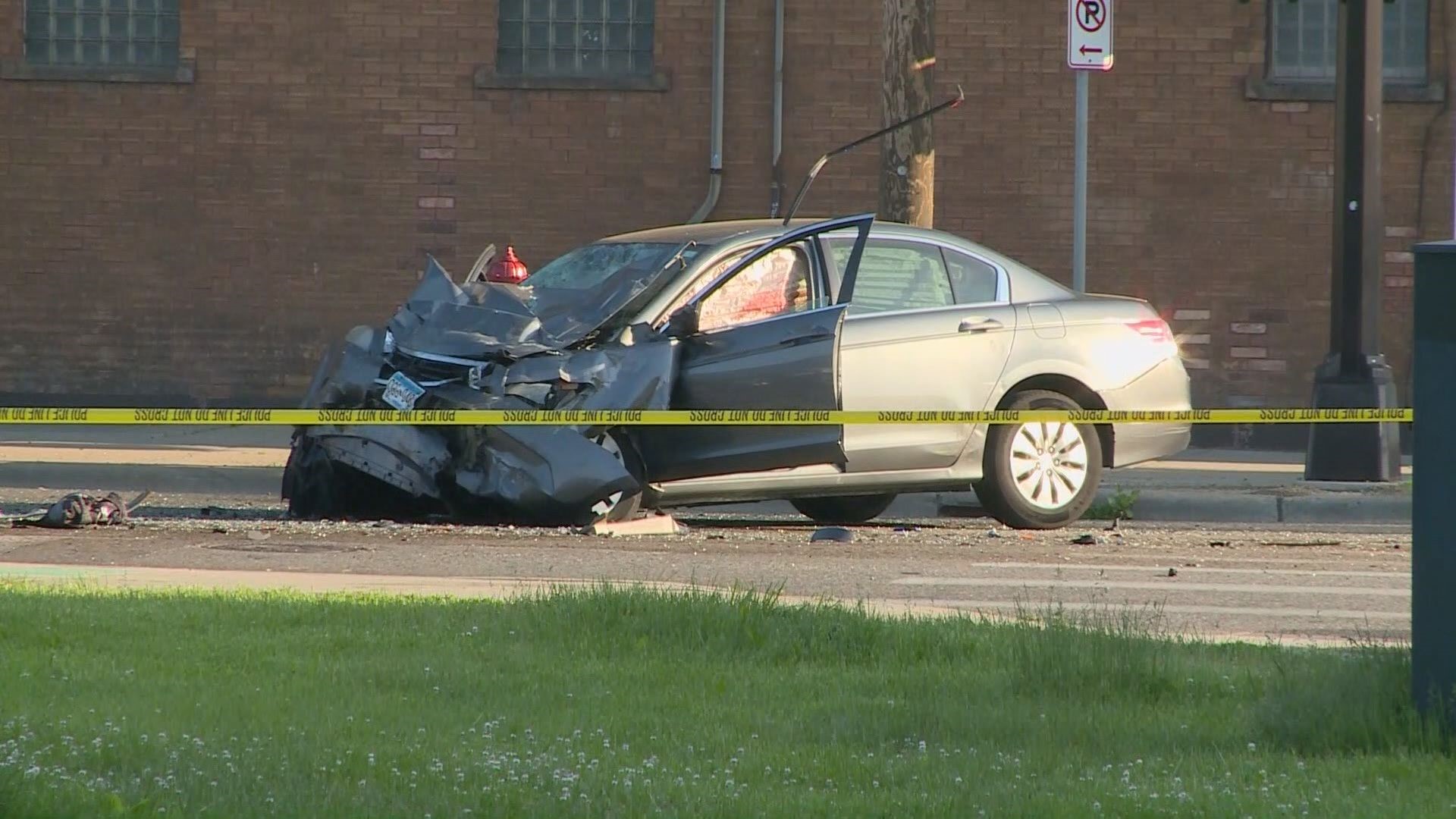 1 dead in fiery northeast Minneapolis crash
