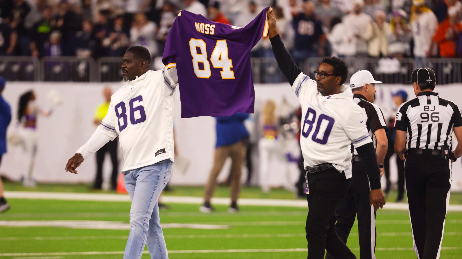 Former Vikings Cris Carter, Jake Reed hold up Moss jersey prior to game ...