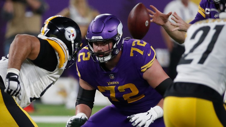 Minnesota Vikings guard Ezra Cleveland (72) in action during the