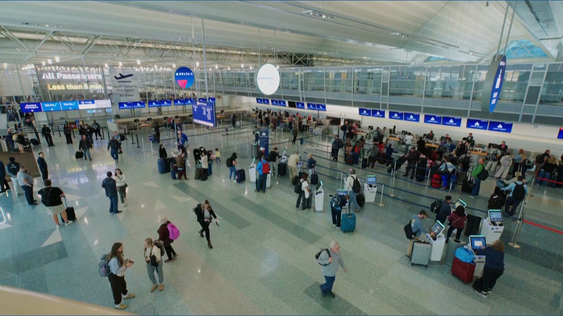 Thousands expected to fly through MSP for MEA weekend as government shutdown continues