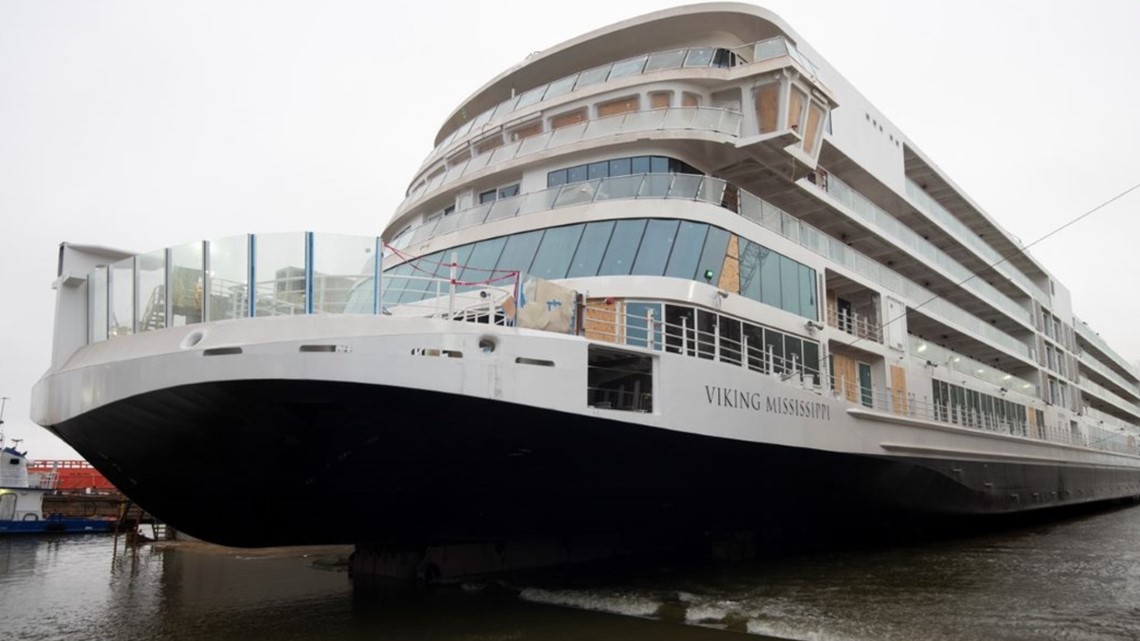 Luxury cruise ship makes debut in St. Paul
