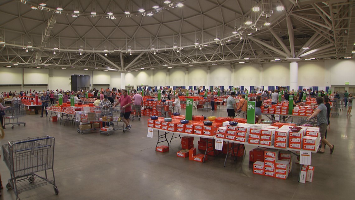 Thousands travel to Minneapolis for Le Creuset sale