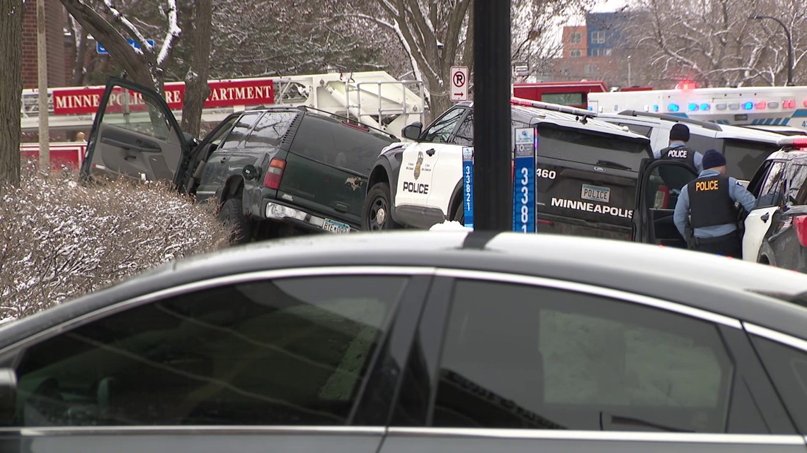 4 injured as stolen car crashes into sheriff vehicles in chase - Vimarsana News