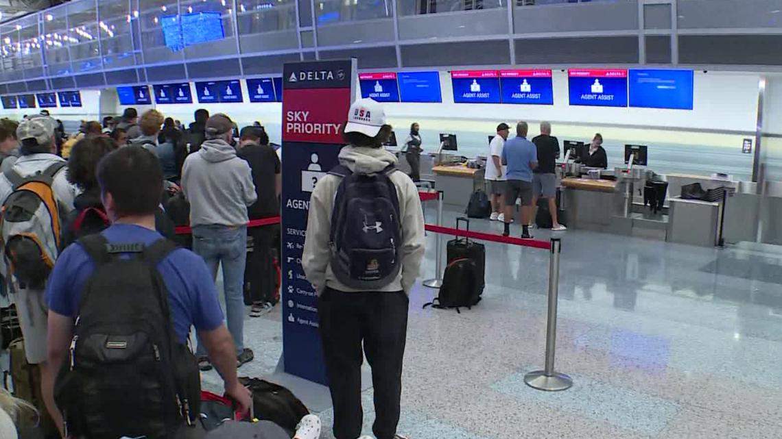 Airlines pause Friday morning flights amid worldwide tech outage ...