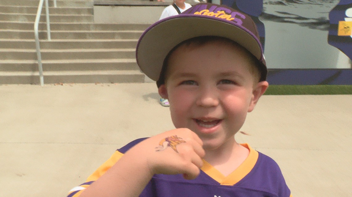Hopeful Vikings fans attend training camp