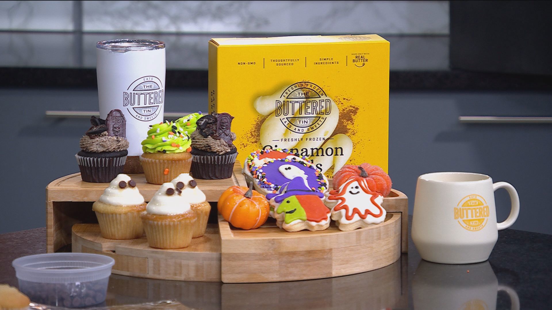 In today's KARE in the Kitchen Alicia's friends from The Buttered Tin whip up some glow-in-the-dark Halloween treats!