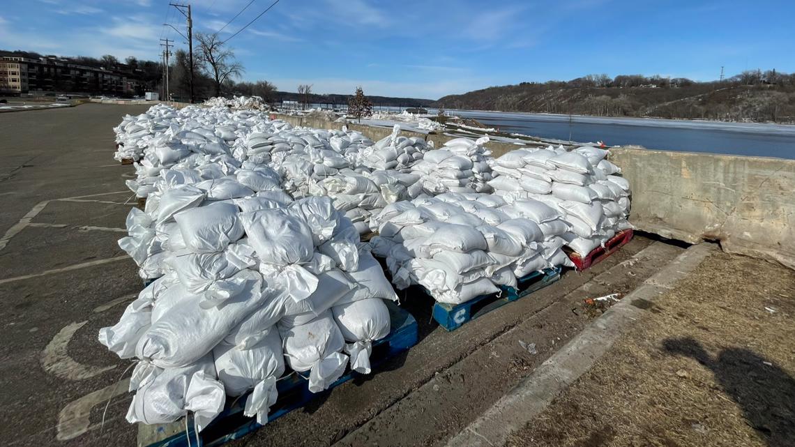 Volunteers start filling 6,000 sandbags a day to prepare for flooding in Stillwater - Vimarsana News
