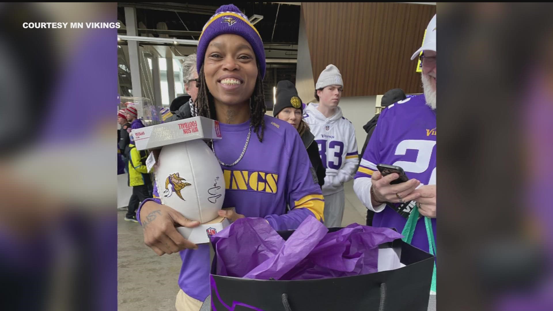 Vikings surprise liquor store worker who gave shoes off her feet | kare11.com