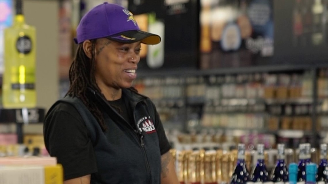 Vikings reward woman who gave her shoes to homeless man in