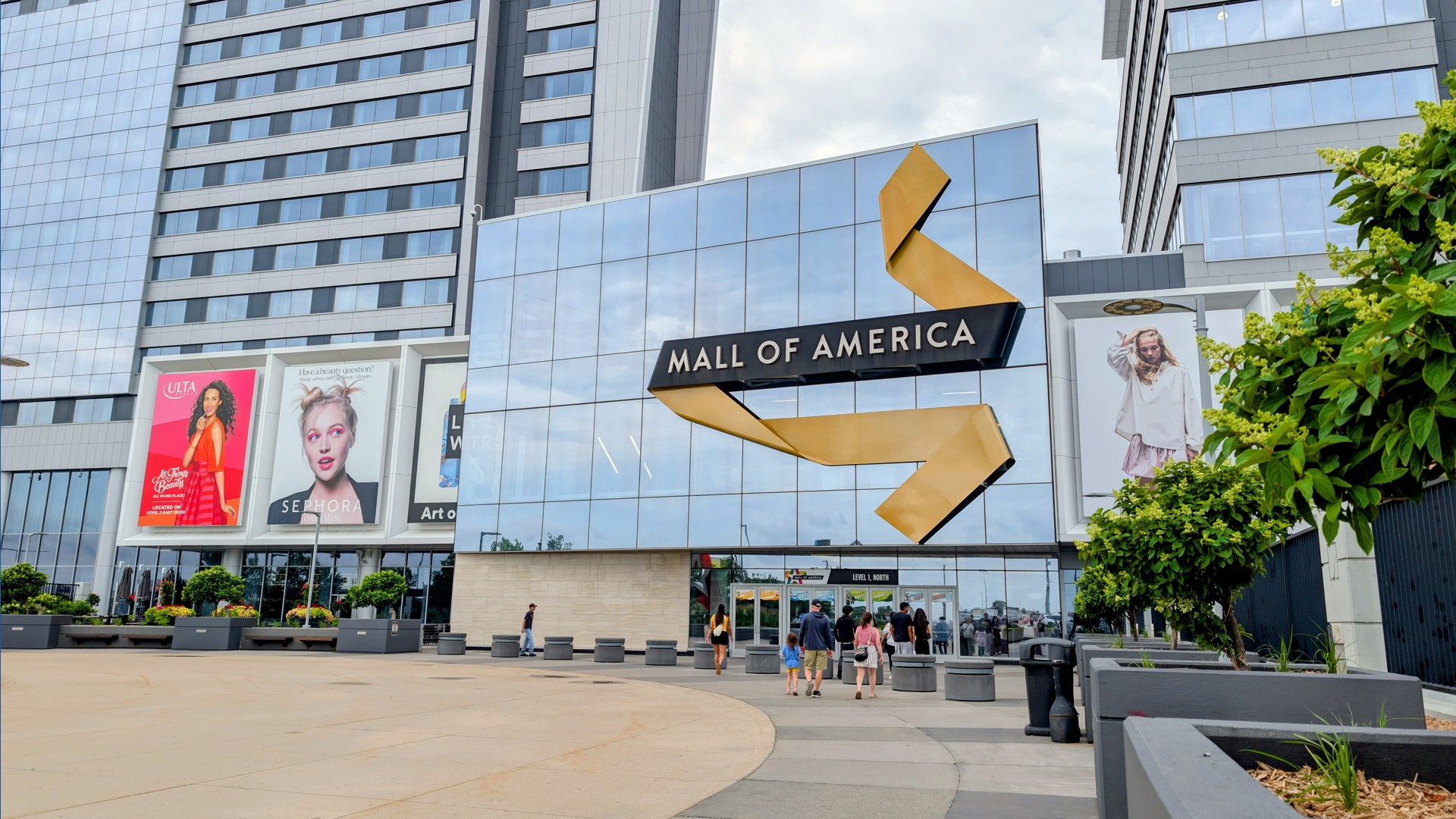 3 men charged with wielding guns inside MOA Macy's store