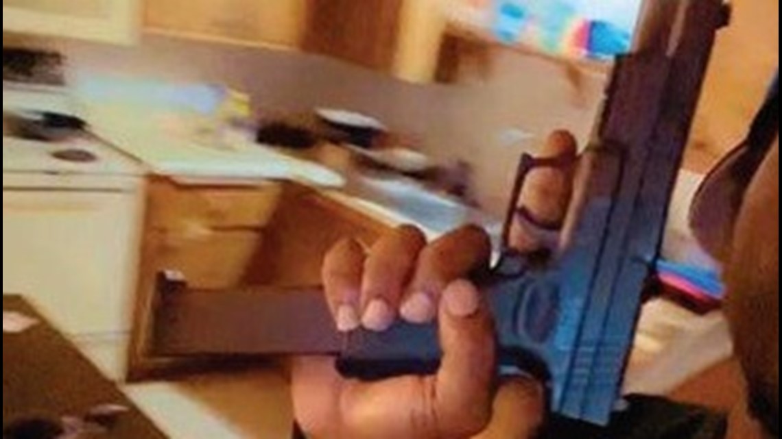 Jurors to see defense photo of Smith's friend holding gun - Vimarsana News