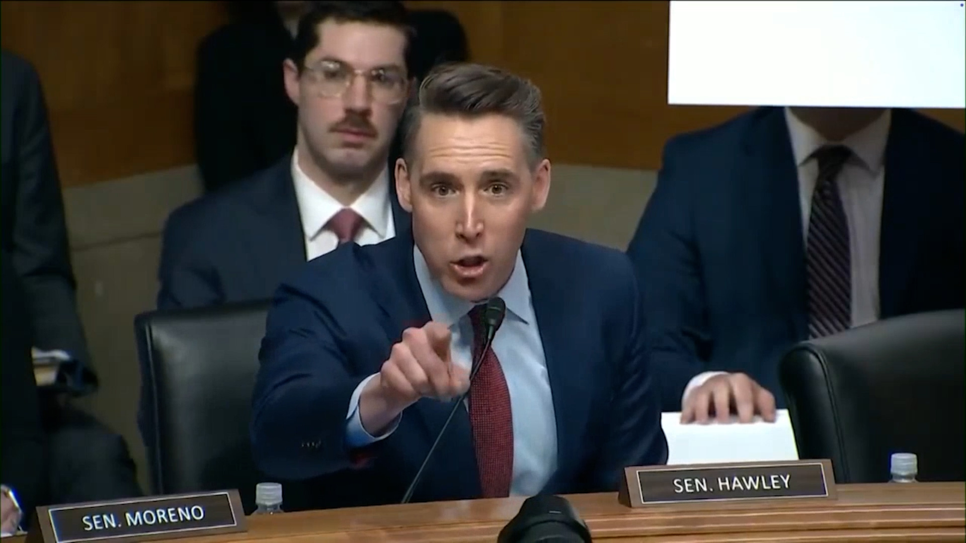 Thượng nghị sĩ Hawley và Thượng nghị sĩ Ellison tranh cãi gay gắt trong phiên điều trần tại Thượng viện về cáo buộc gian lận trong chương trình 'Feeding Our Future'.