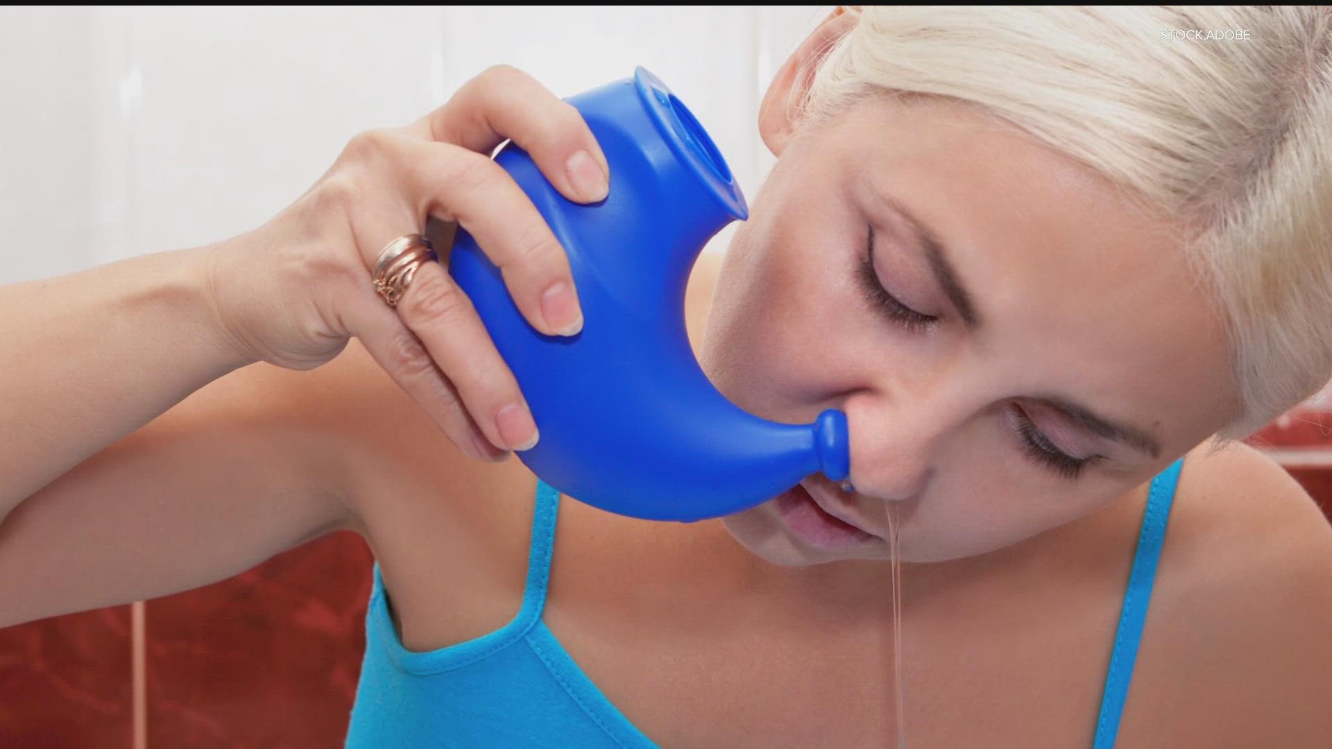 Можно промыть нос физраствором взрослым. Промывание носа. Чайник для промывания носа. Приспособление для промывки носа. Промыть нос солевым раствором.