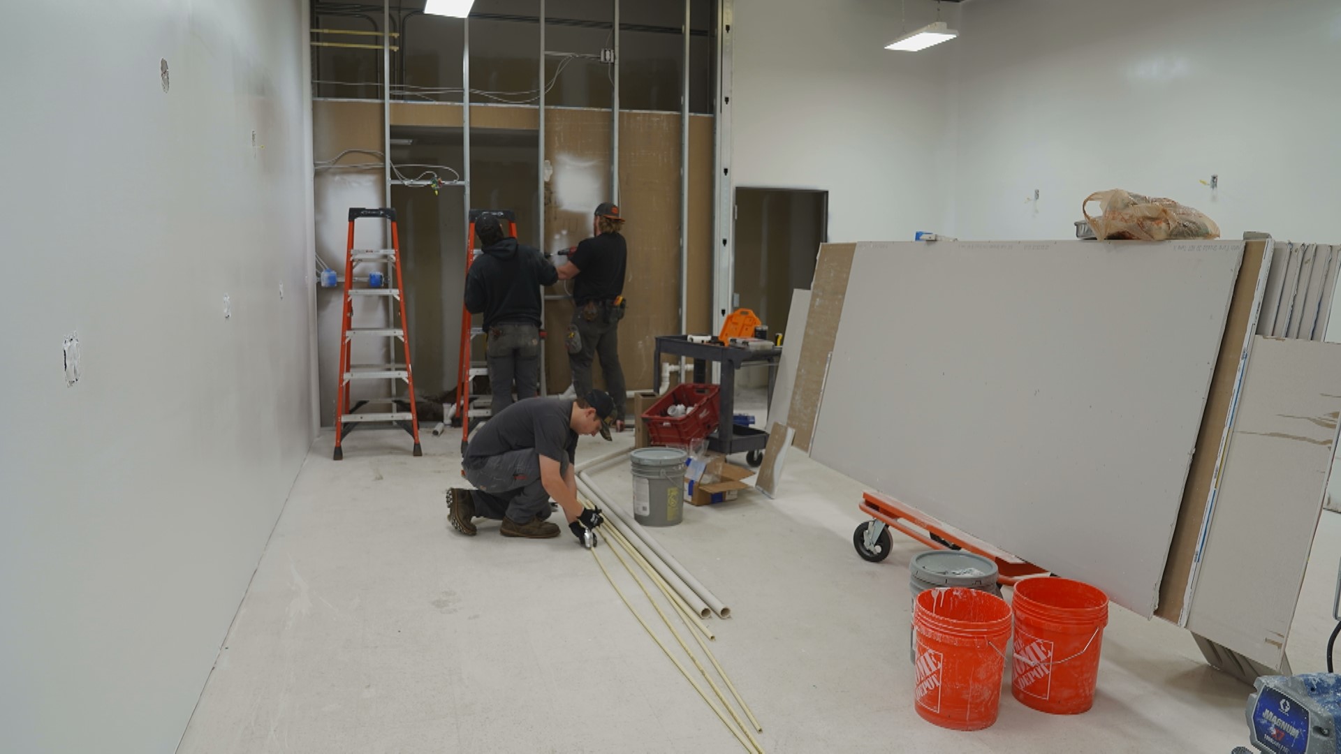 Mounds View barber pays it forward