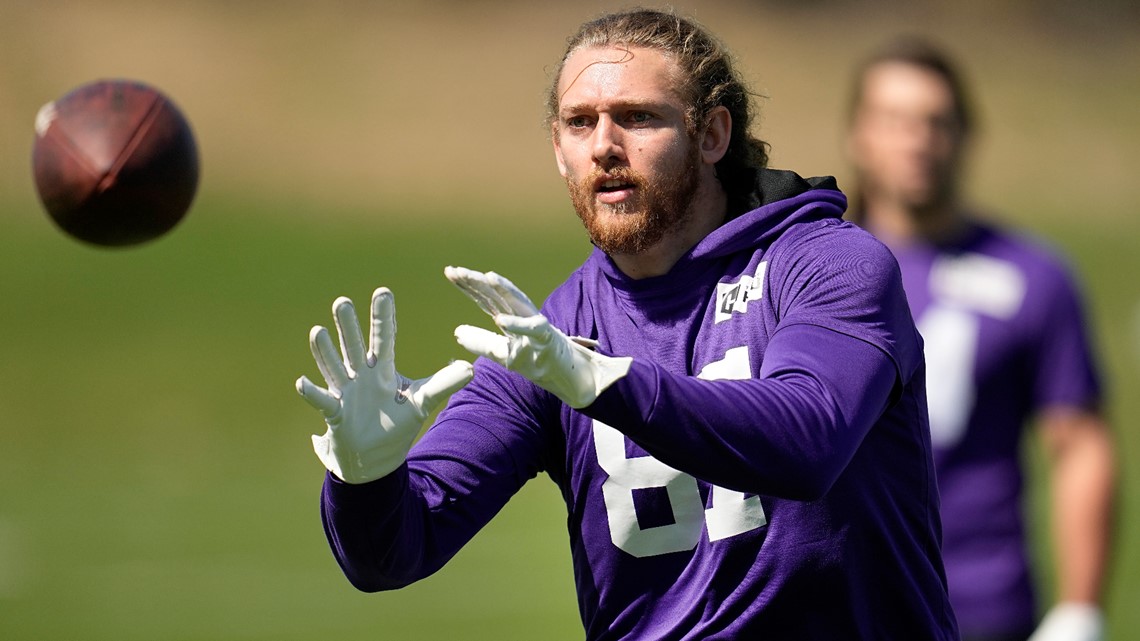 Hockenson now dealing with back stiffness as Vikings and Cardinals practice  together