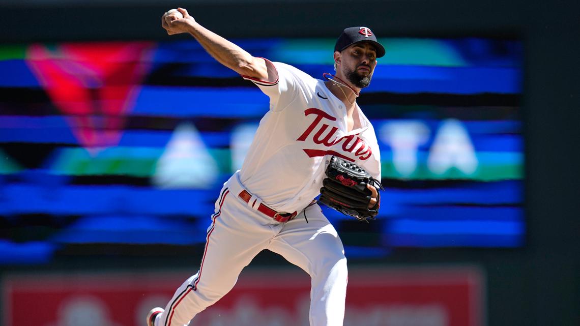 Twins' Kyle Farmer struck by pitch, gets stitches and teeth reset