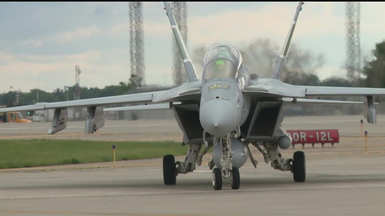 Fighter jet front and center in new 'Top Gun' film lands in Minneapolis