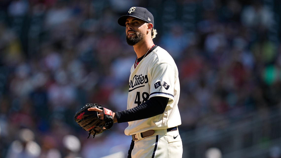 Julien's pinch-hit homer starts 5-run inning; Twins beat Royals 8-4