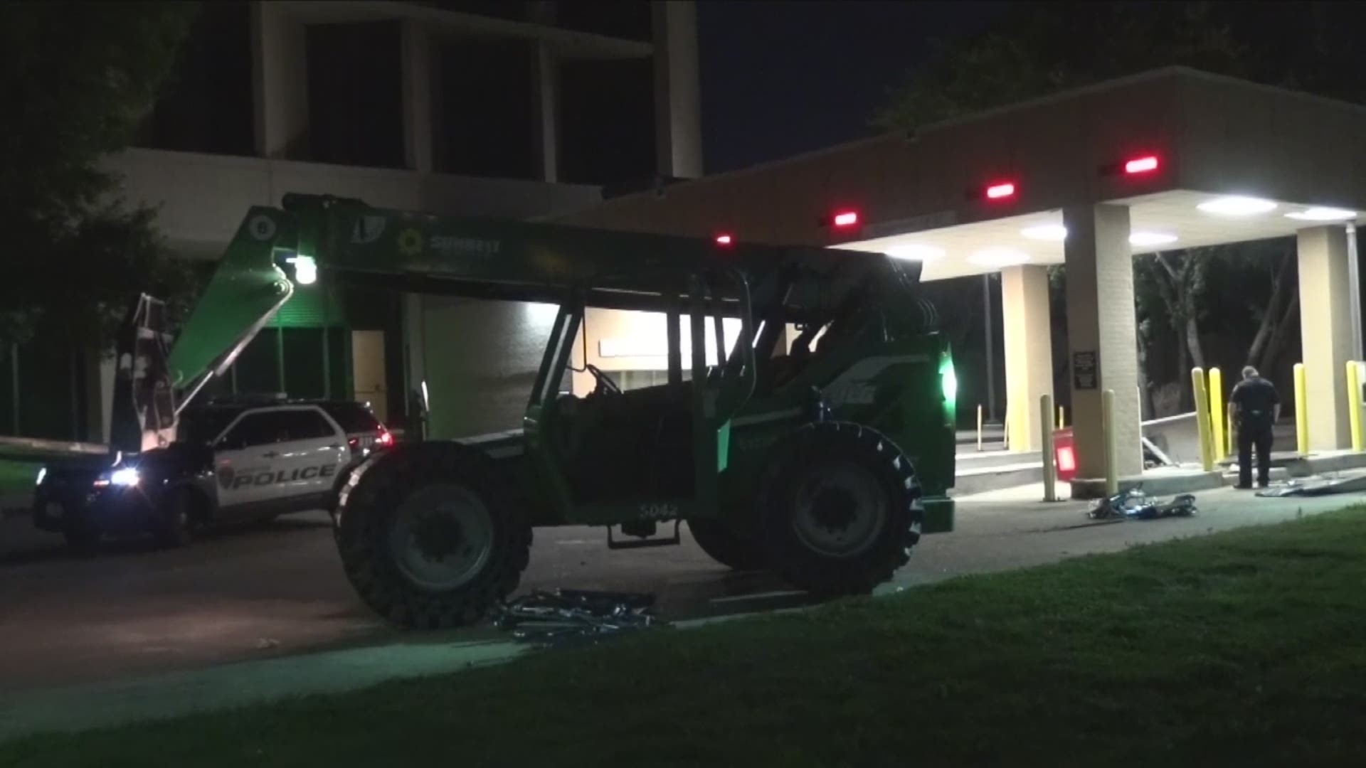 Hpd Thieves Use Forklift In Smash And Grab At Drive Thru Atm Kare11 Com