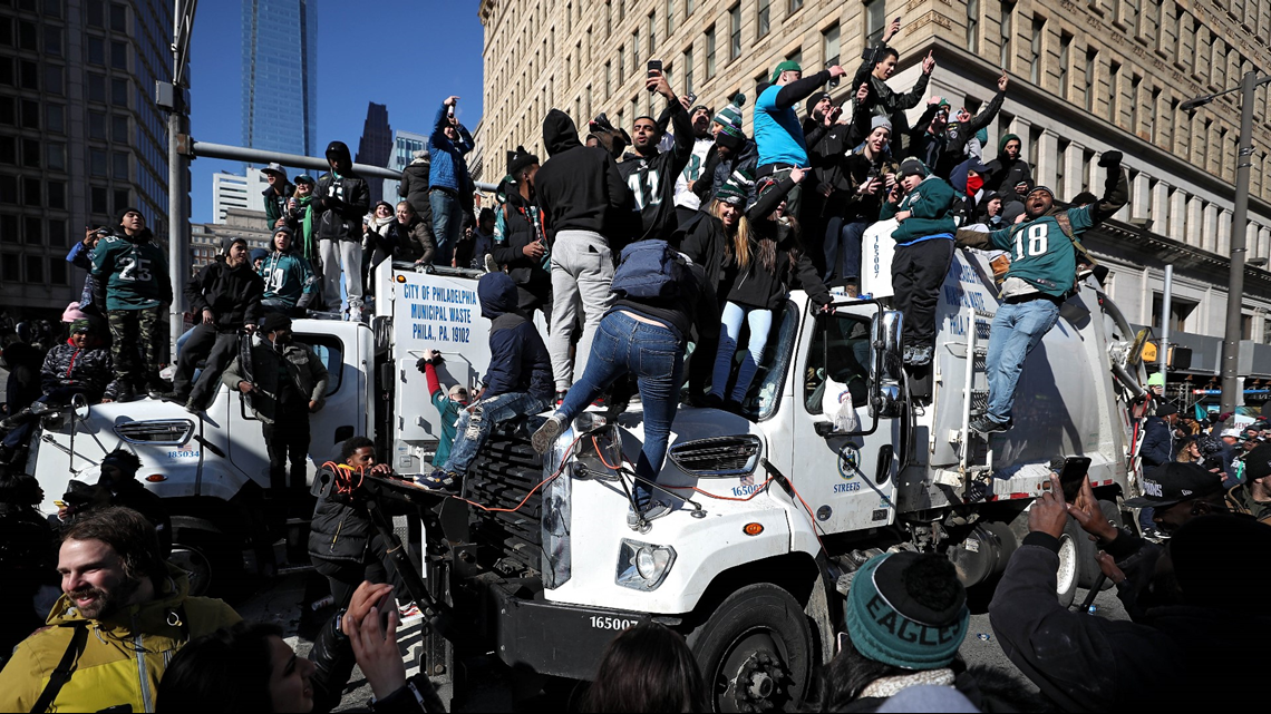 Philadelphia Eagles: Chris Long rocks Iverson jersey, fur coat for parade