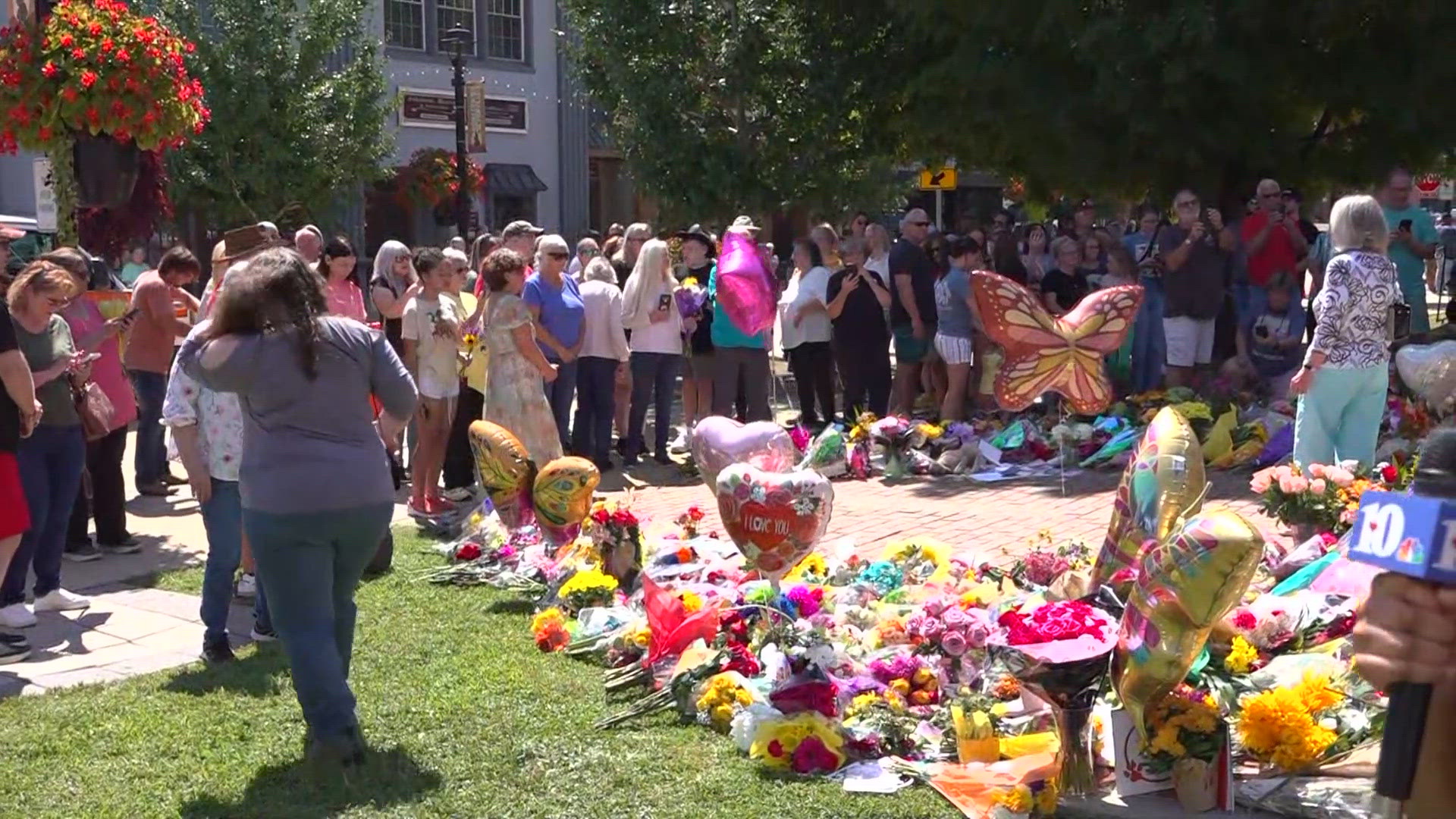 Nonprofit to make bouquets for people in need from flowers left at Dolly Parton statue in East Tennessee