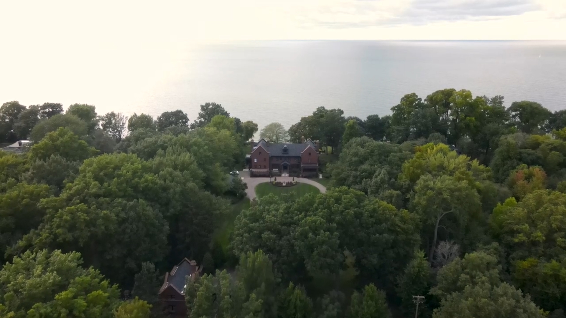 Travis Kelce, Taylor Swift purchase $5.35M lakefront home in Cleveland area