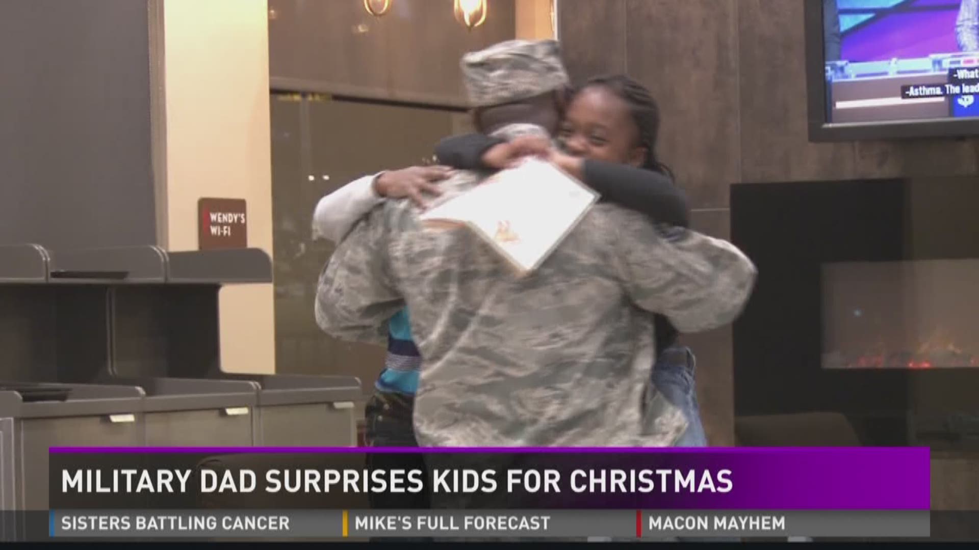 Military dad surprises kids for Christmas